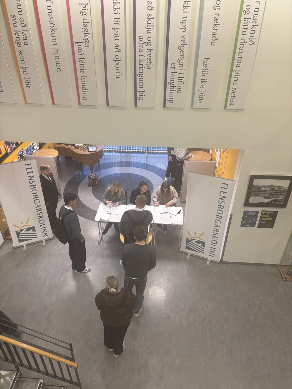 Bréf frá skólameistara: Fréttir úr skólastarfinu - skuggakosningar, dimmisjón, síðustu dagar kennslu…