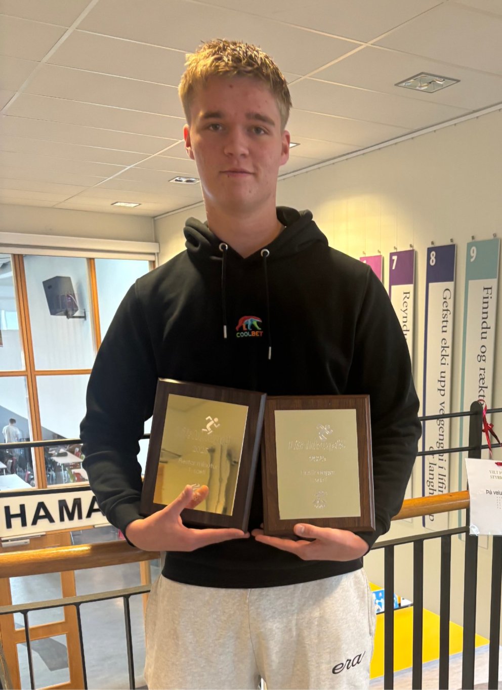 Bjarki Már Ingvarsson, formaður íþróttaráðs NFF, með viðurkenningar fyrir sigur í Lífshlaupinu 2025.