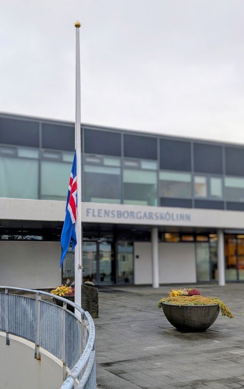 Flaggað í hálfa stöng vegna andláts fyrrum kennara skólans