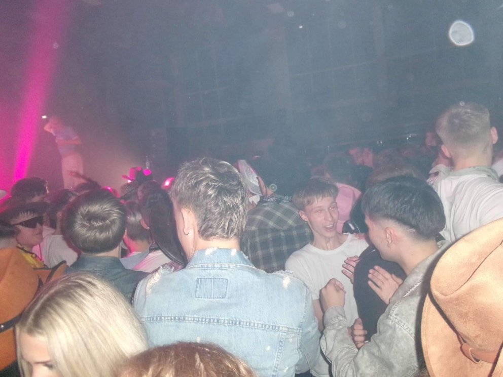 Nýnemadansleikur og fyrirmyndarpottur