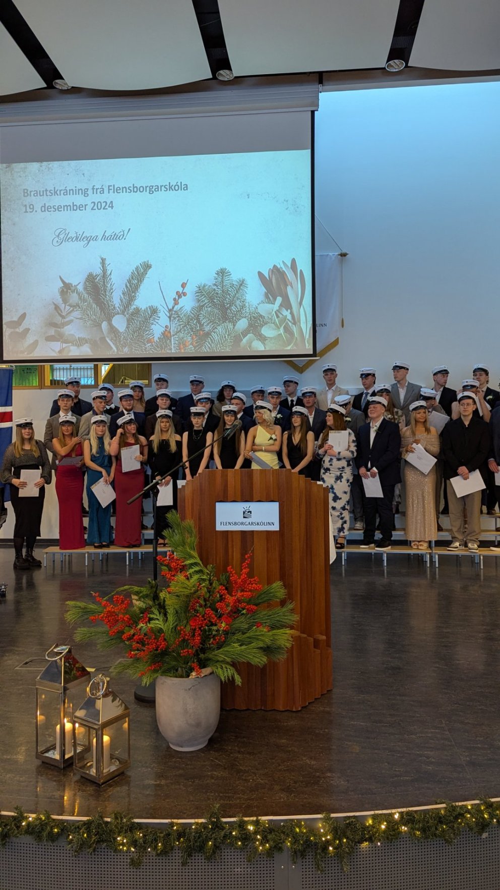 Brautskráning stúdenta fer fram á morgun, föstudaginn 19. desember, kl. 14