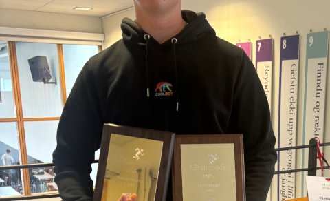 Bjarki Már Ingvarsson, formaður íþróttaráðs NFF, með viðurkenningar fyrir sigur í Lífshlaupinu 2025.