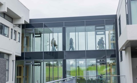 Fréttir úr skólastarfinu - einkunnir nemenda, prófsýning, skólagjöld og útskrift á H2025